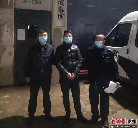 新标题: 警方严查当地“扫码抢红包”传销事件