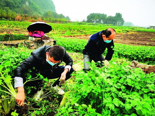 抗洪一线坚守的民警：对家的守护不能言而无信